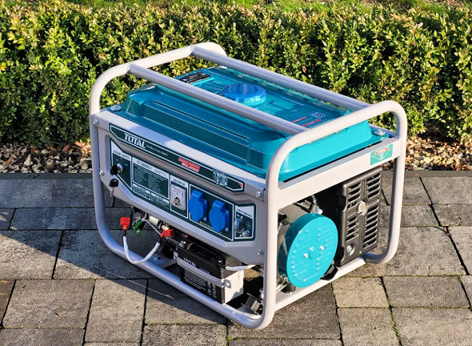 Máy phát điện dùng xăng 3.0KW Total TP130005-1