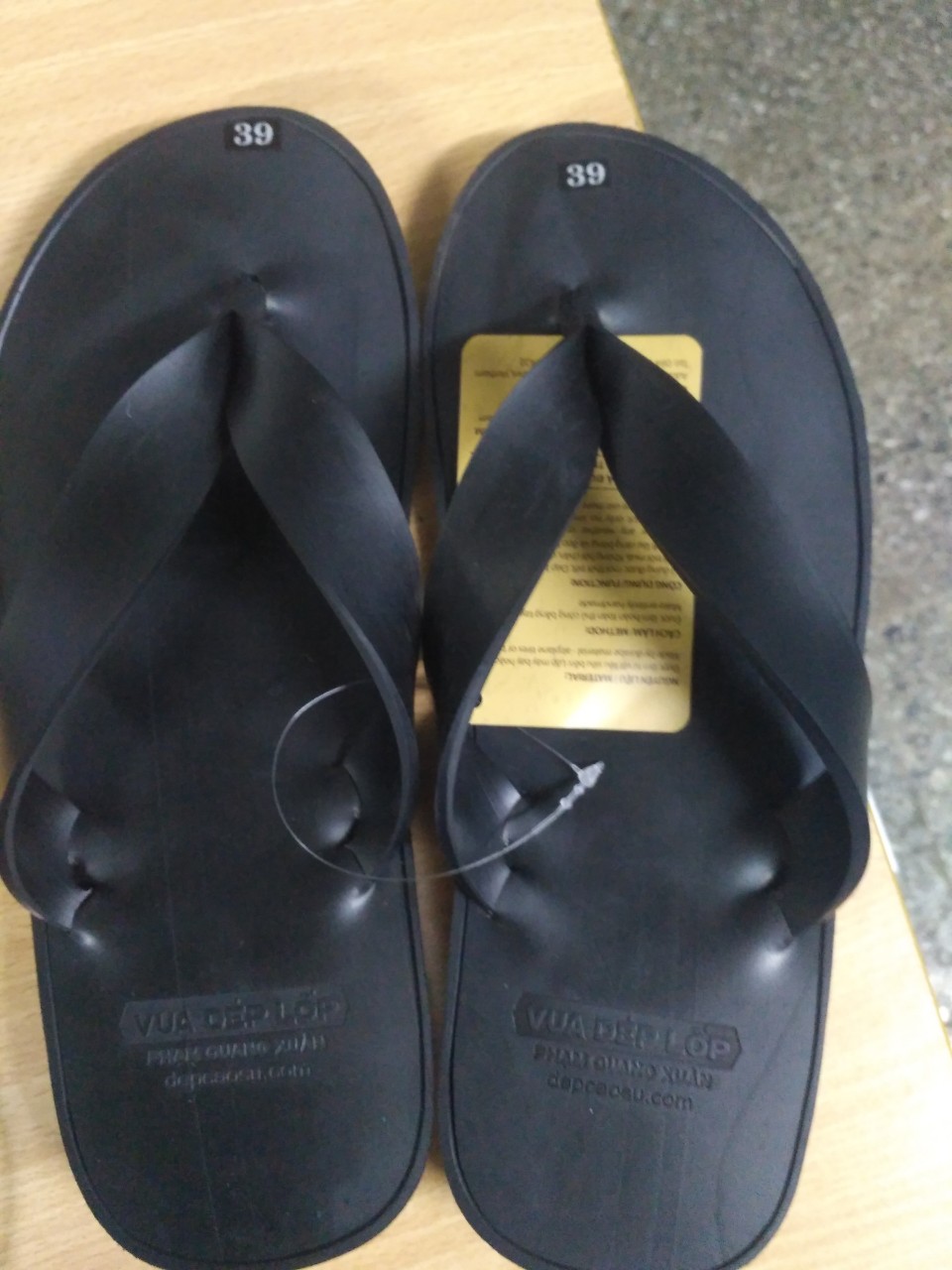 KHẨN: Tìm người đến hàng loạt quán ăn, quán cà phê, ngân hàng nhiều ngày qua