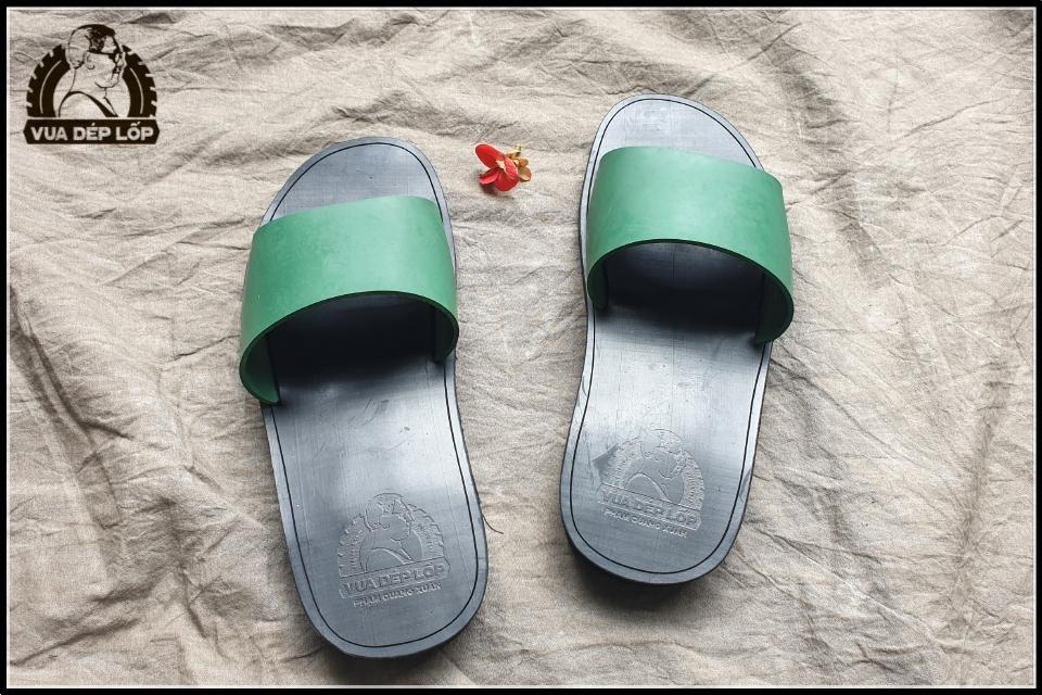 Bão số 8: Sóng cao 5m đang đánh vào bờ biển Nghệ An, hàng trăm khối đất đá sạt lở, đổ xuống quốc lộ