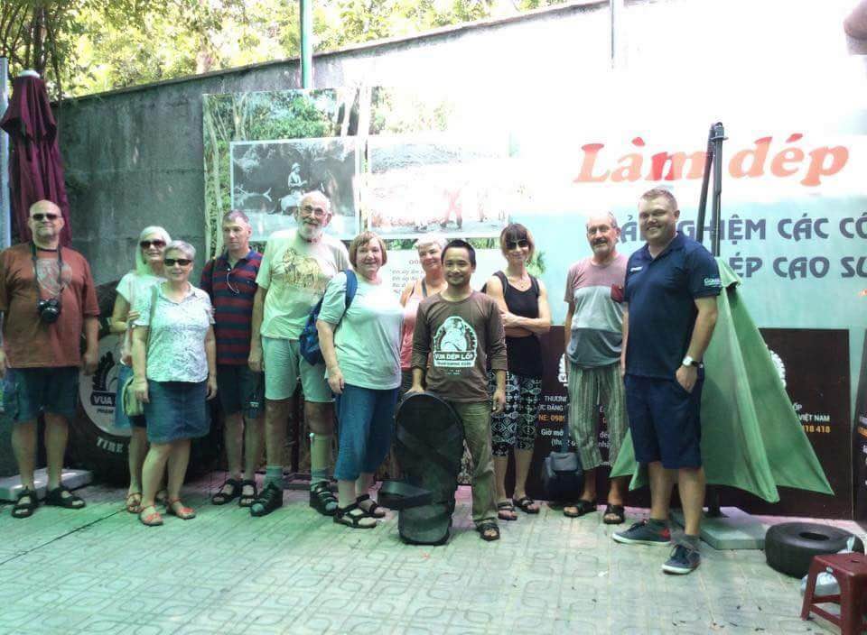 NGHỆ NHÂN PHẠM QUANG XUÂN LÀM DÉP LỐP CAO SU BÁC HỒ NGHỆ NHÂN PHẠM QUANG XUÂN LÀM DÉP LỐP CAO SU BÁC HỒ