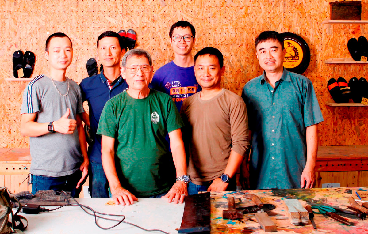 Chuyện về người vực dậy đôi dép lốp huyền thoại Chuyện về người vực dậy đôi dép lốp huyền thoại