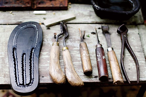 Gặp người hơn nửa thế kỷ làm dép lốp