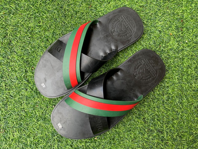 Chàng kỹ sư bỏ việc, theo nghề làm dép lốp cao su