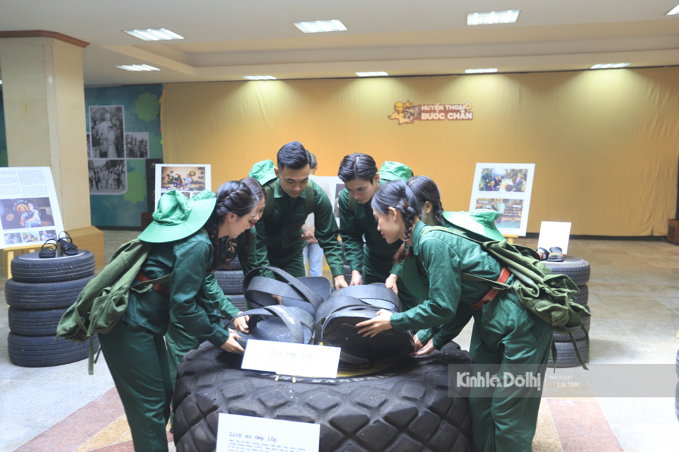 Hành trình đưa dép lốp cao su vươn ra thế giới Hành trình đưa dép lốp cao su vươn ra thế giới