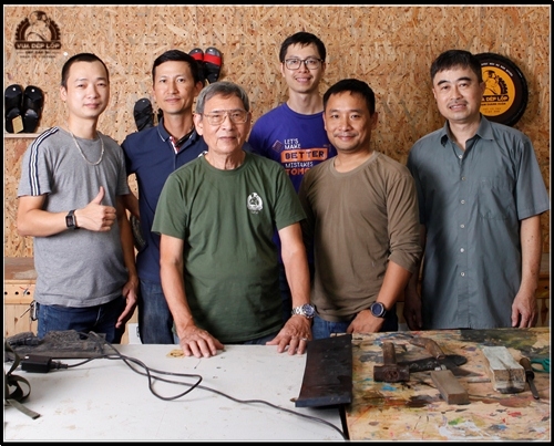 Kỹ sư IT bỏ nghề, cùng bố vợ 'hồi sinh' dép cao su