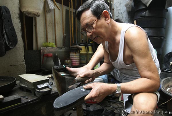 Nghệ nhân dép lốp Phạm Quang Xuân Nghệ nhân dép lốp Phạm Quang Xuân