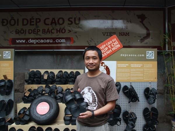 VUA DÉP LỐP QUẢNG BÁ CHỦ QUYỀN BIỂN ĐẢO QUA ĐÔI DÉP CAO SU