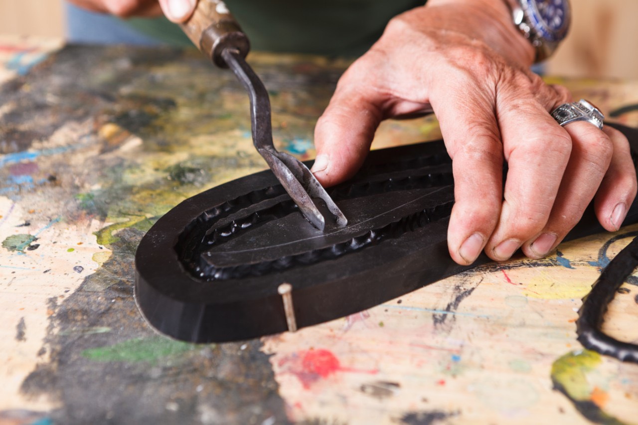 KỂ CHUYỆN NGHỆ NHÂN LÀM ĐÔI DÉP CAO SU BÁC HỒ