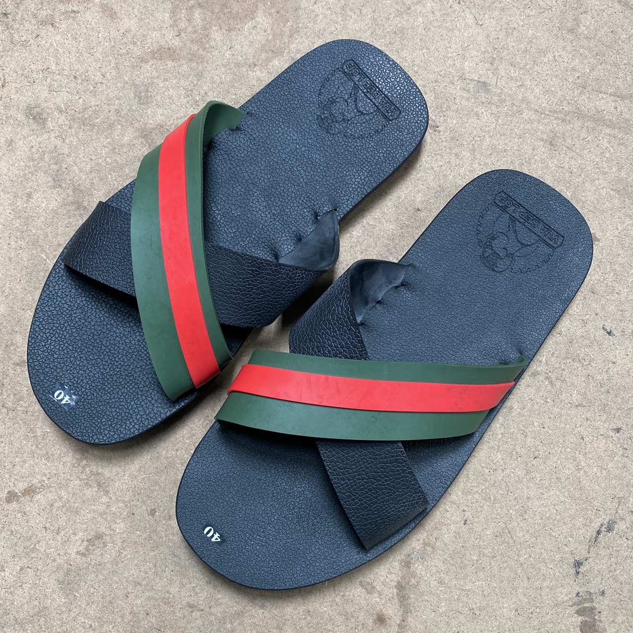 Hà Tĩnh - Quảng Bình: Nước lũ bủa vây, người dân chèo thuyền đi lại trên phố