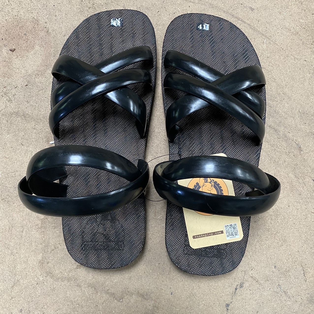 Việt Nam đa sắc: Khôi phục và sáng tạo đôi dép cao su