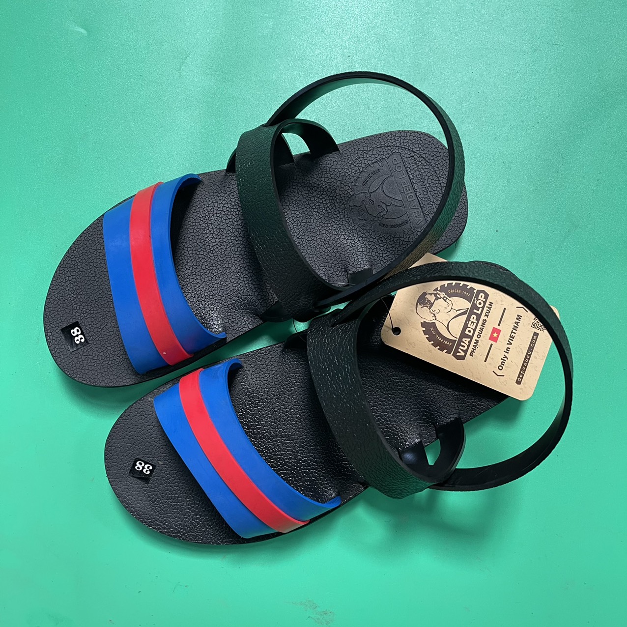 Tuấn Hưng bị trộm đập vỡ cửa kính ô tô, lấy sạch đồ hiệu ngay giữa London