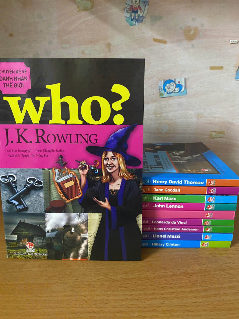 combo 10 cuốn Who? Chuyện kể về danh nhân thế giới: Hans Christian Andersen; Henry David Thoreau; Hillary Clinton; J.K Rowling; Jane Goodall; John Lennon; Karl Marx; K-pop Twice; Leonardo Da Vinci; Lionel Messi