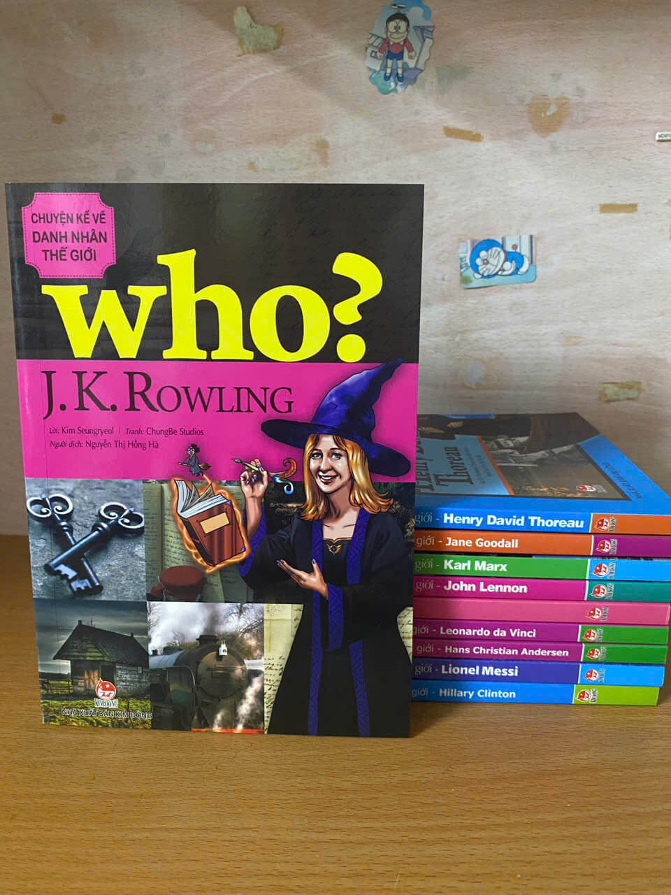 combo 10 cuốn Who? Chuyện kể về danh nhân thế giới: Hans Christian Andersen; Henry David Thoreau; Hillary Clinton; J.K Rowling; Jane Goodall; John Lennon; Karl Marx; K-pop Twice; Leonardo Da Vinci; Lionel Messi
