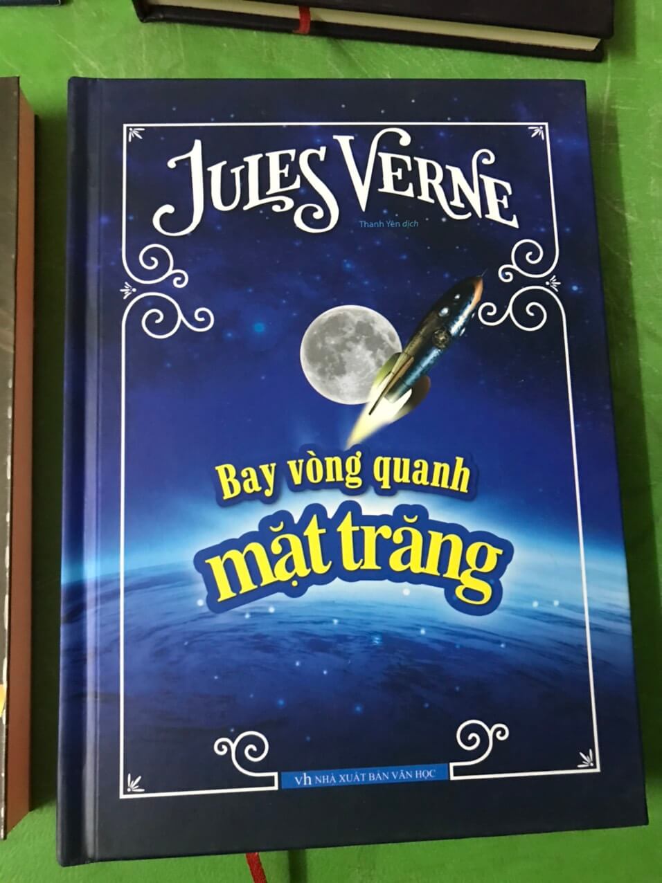 Bay vòng quanh mặt trăng