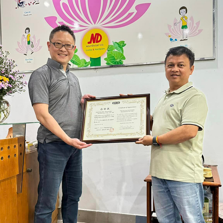 Nhận bảng vinh danh từ Công ty TNHH sản xuất Nippon Door Check