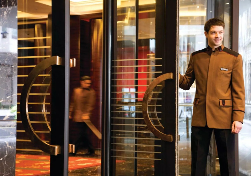 Nghề Bellman Là Gì? Công Việc Thú Vị Phía Sau Cánh Cửa Khách Sạn