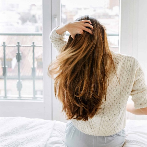 Đi ngủ với mái tóc ướt có gây ra bất kỳ vấn đề sức khỏe nào không?