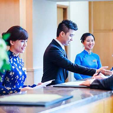 Lễ Tân Khách Sạn Là Gì? Những Điều Cần Biết Trước Khi Theo Nghề
