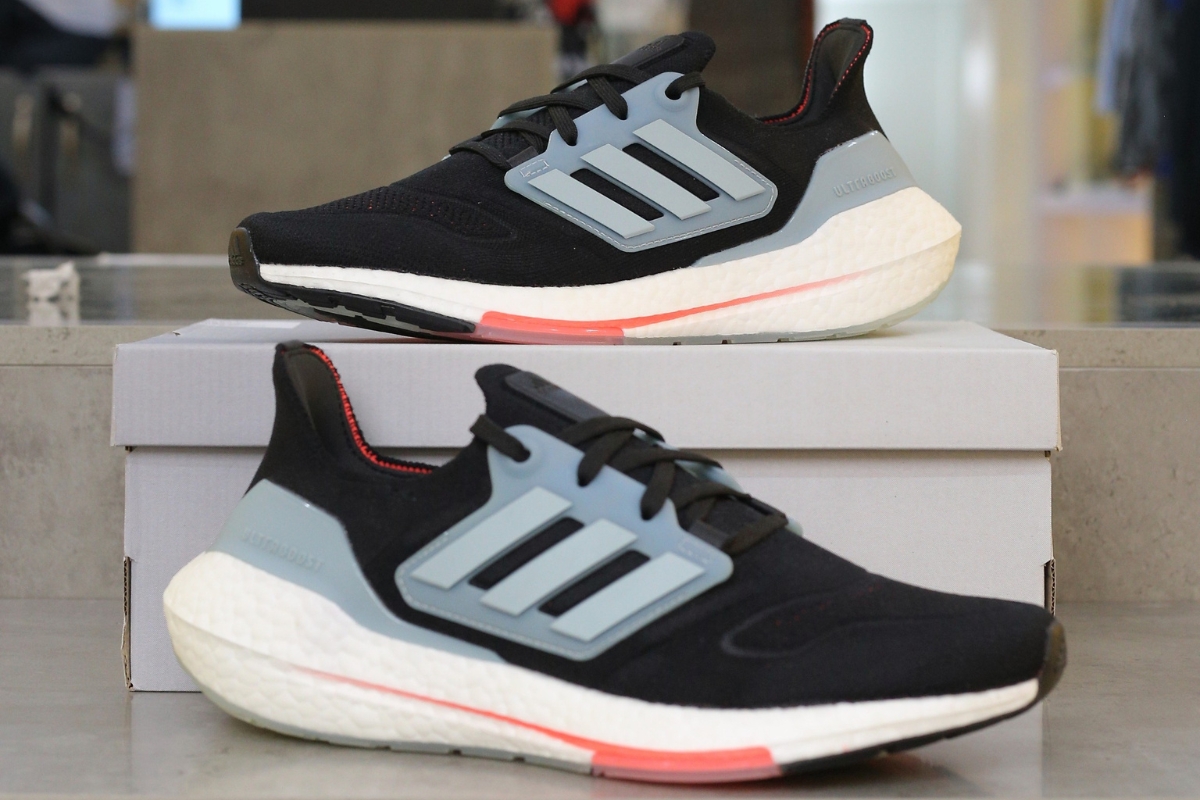 Giày chạy bộ adidas