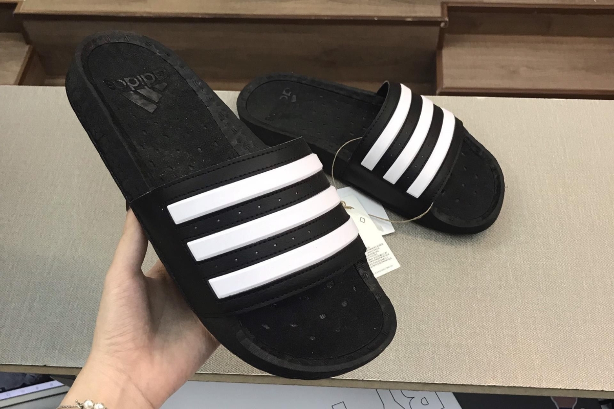 Adidas Adilette Boost màu đen 