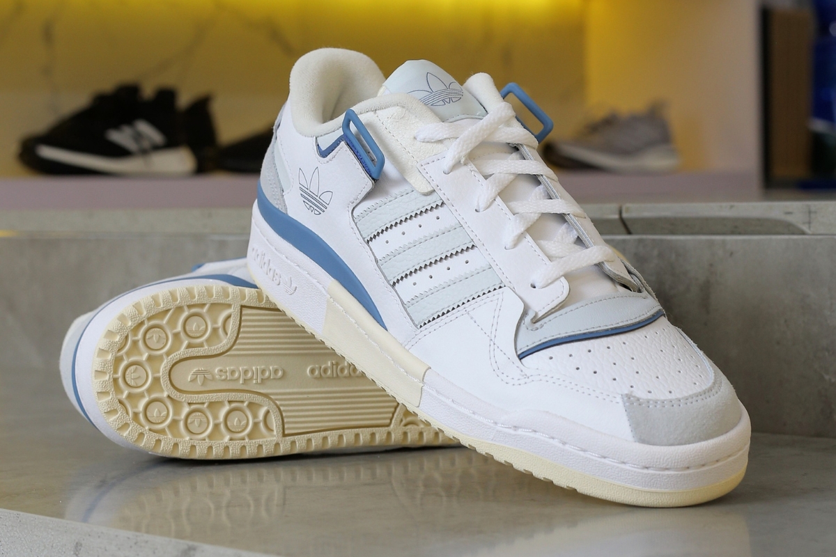 giày sneaker trắng adidas