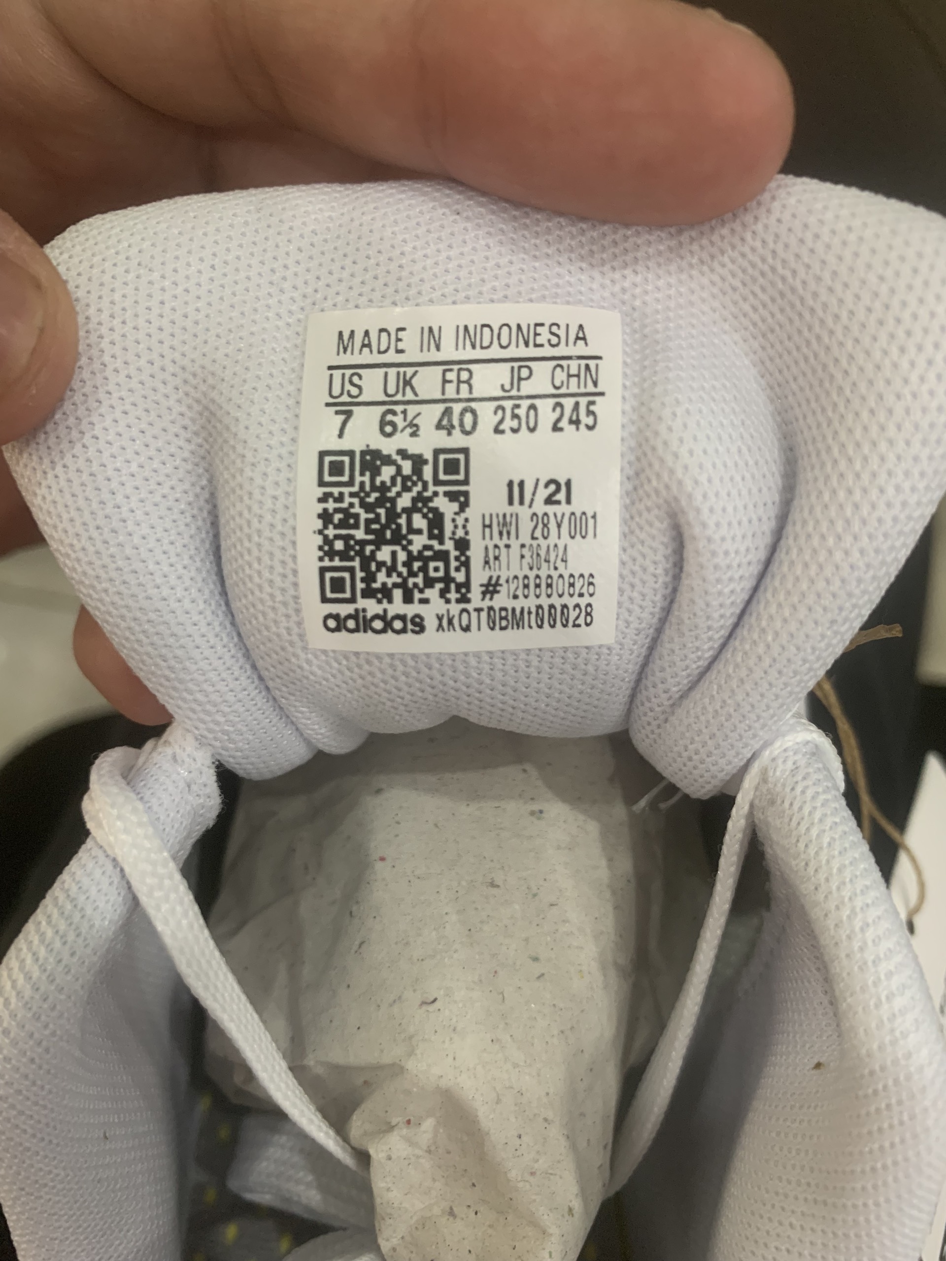 Cách check code giày Adidas để phân biệt giày chính hãng và giày fake  Bounty Sneakers