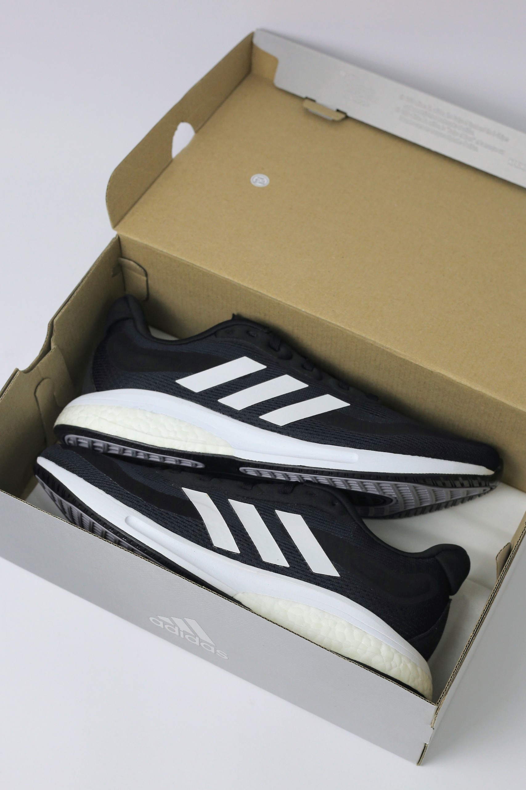 Giày chạy bộ Adidas Supernova