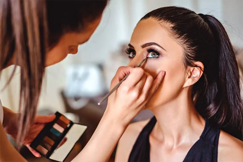 Mẫu và makeup bình thường