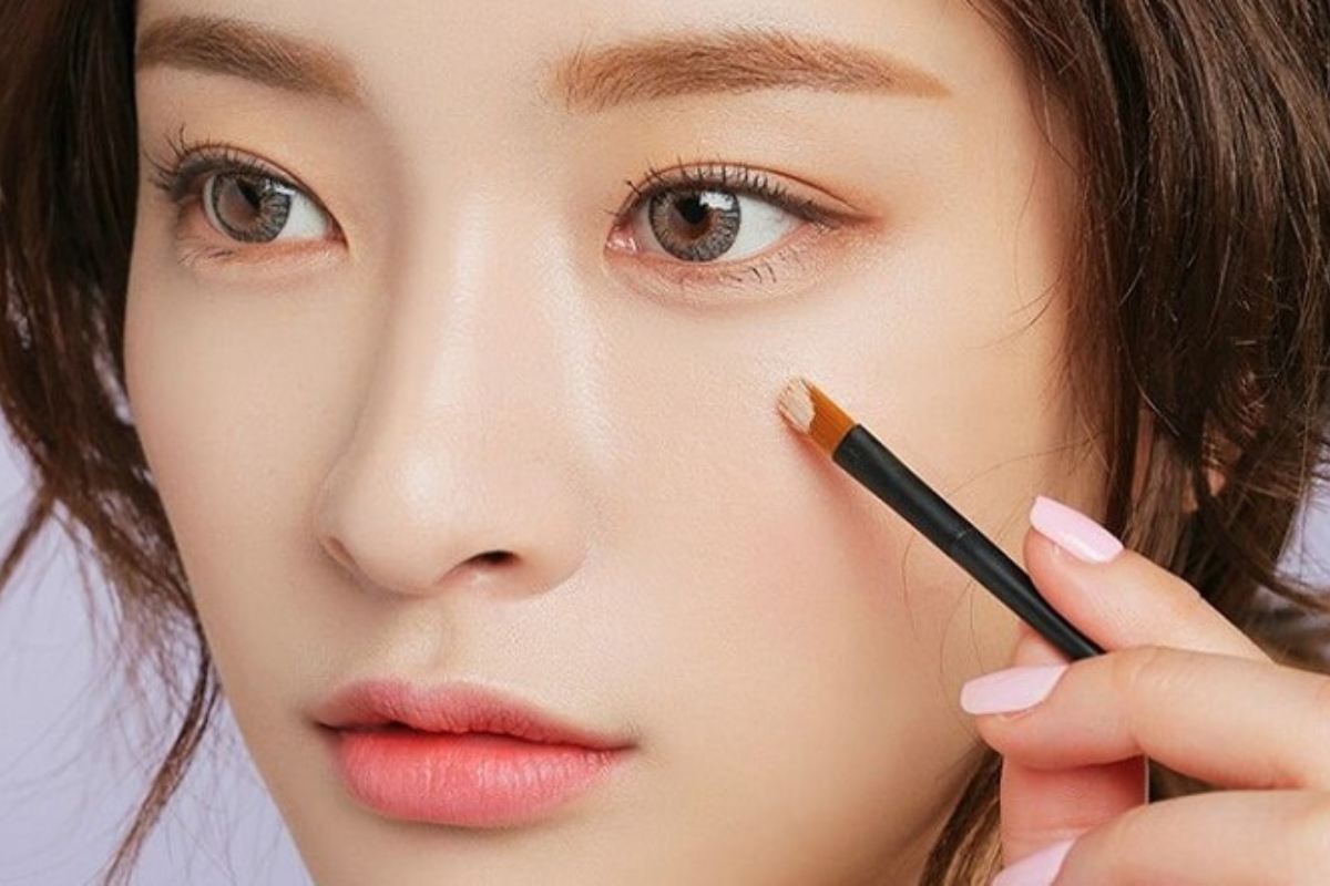  Thoa kem nền và kem che khuyết điểm