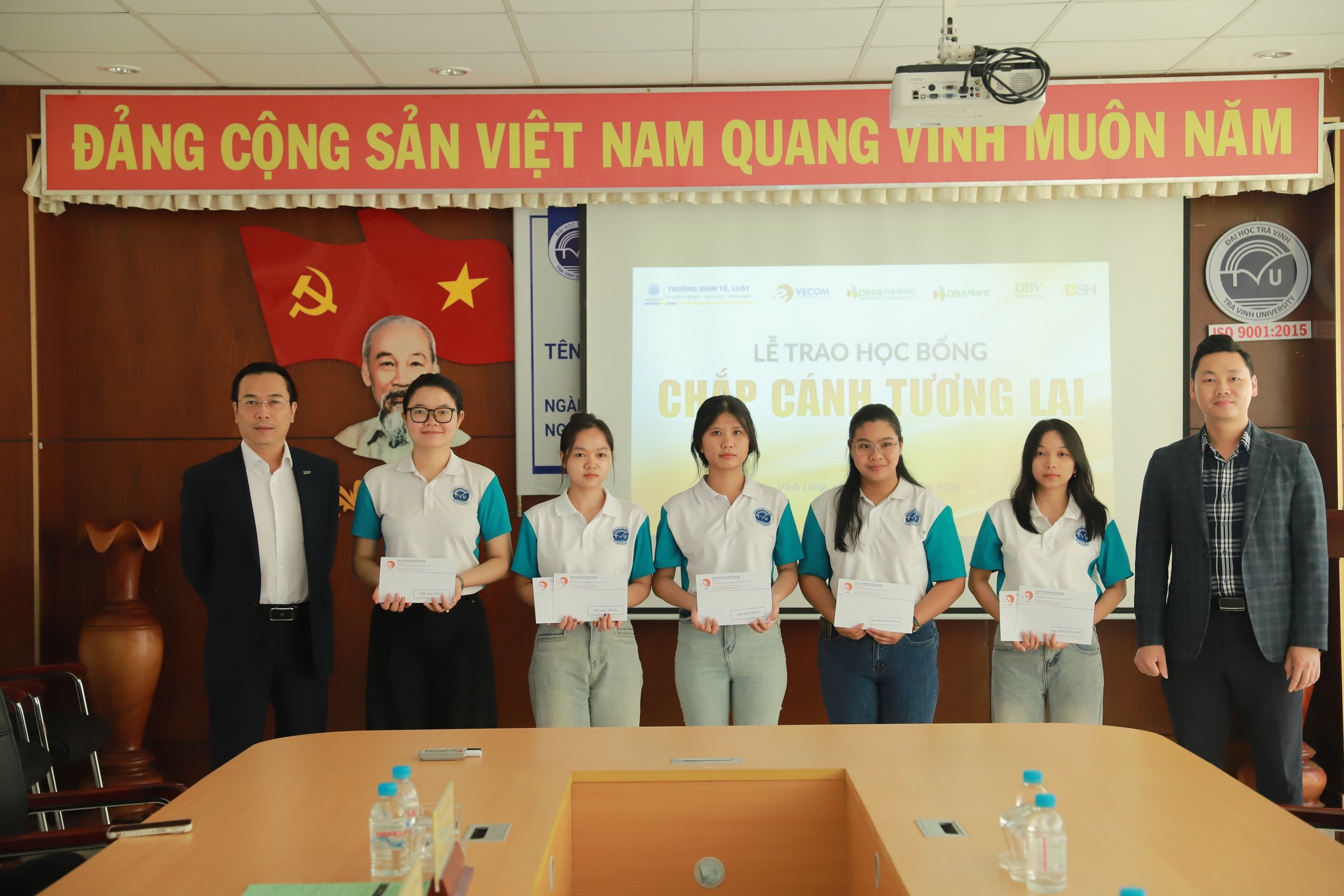 VECOM trao học bổng cho sinh viên Trường Đại học Kinh tế - Luật, Đại học Trà Vinh