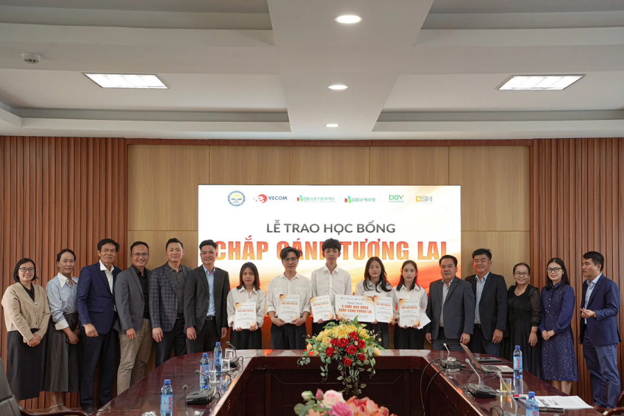 VECOM trao học bổng cho sinh viên Trường Đại học Kinh tế Huế