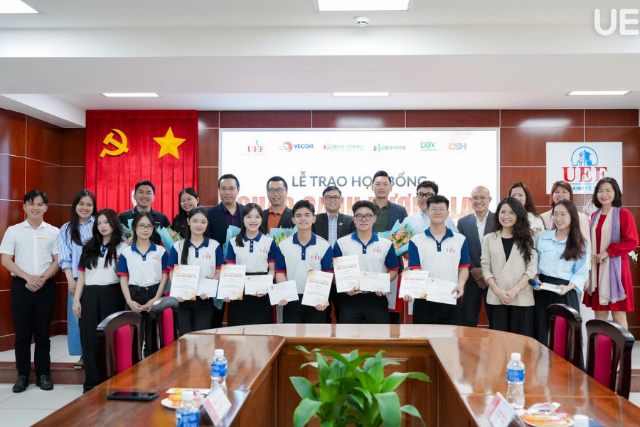 VECOM trao học bổng cho sinh viên Trường Đại học Kinh tế - Tài chính TP. HCM