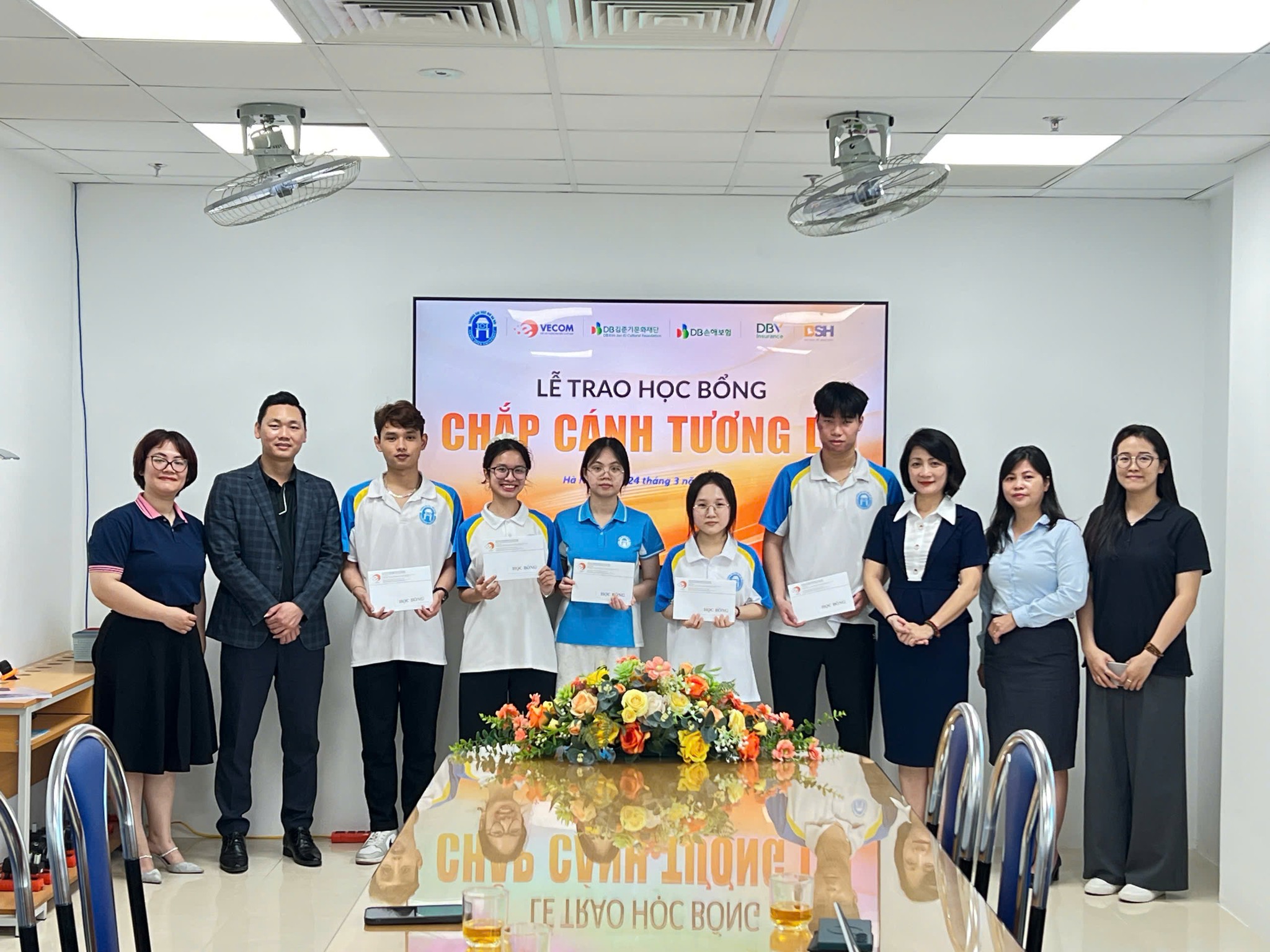 VECOM trao học bổng cho sinh viên Trường Đại học Mở Hà Nội