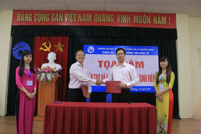 Ông Nguyễn Thanh Hưng – Tổng thư ký VECOM (bên trái) và TS. Nguyễn Văn Tảo – Hiệu trưởng trường ĐH CNTT&TT (bên phải) cùng ký Thỏa thuận hợp tác đào tạo và cung ứng nguồn nhân lực