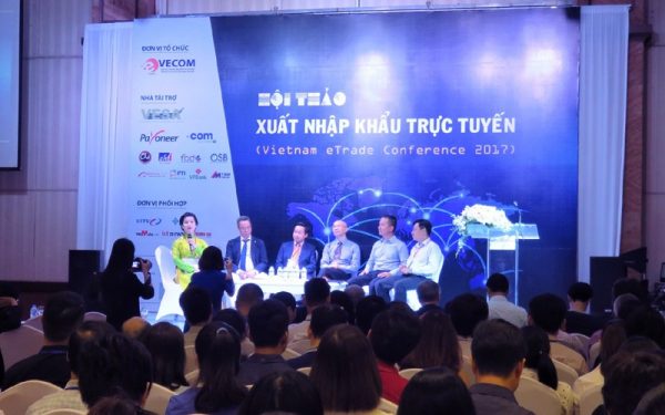 Các đại biểu chia sẻ về hiện trạng và xu thế phát triển xuất nhập khẩu trực tuyến