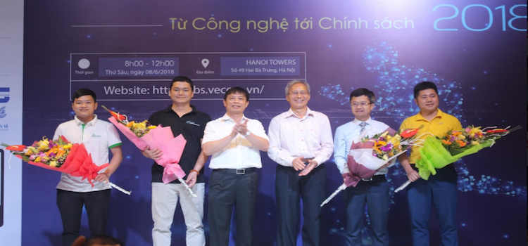 Ông Nguyễn Thanh Hưng tặng hoa lưu niệm cho Nhà tài trợ