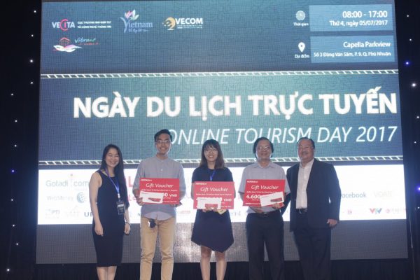 Ông Nguyễn Ngọc Dũng trao quà tặng cho khách mời