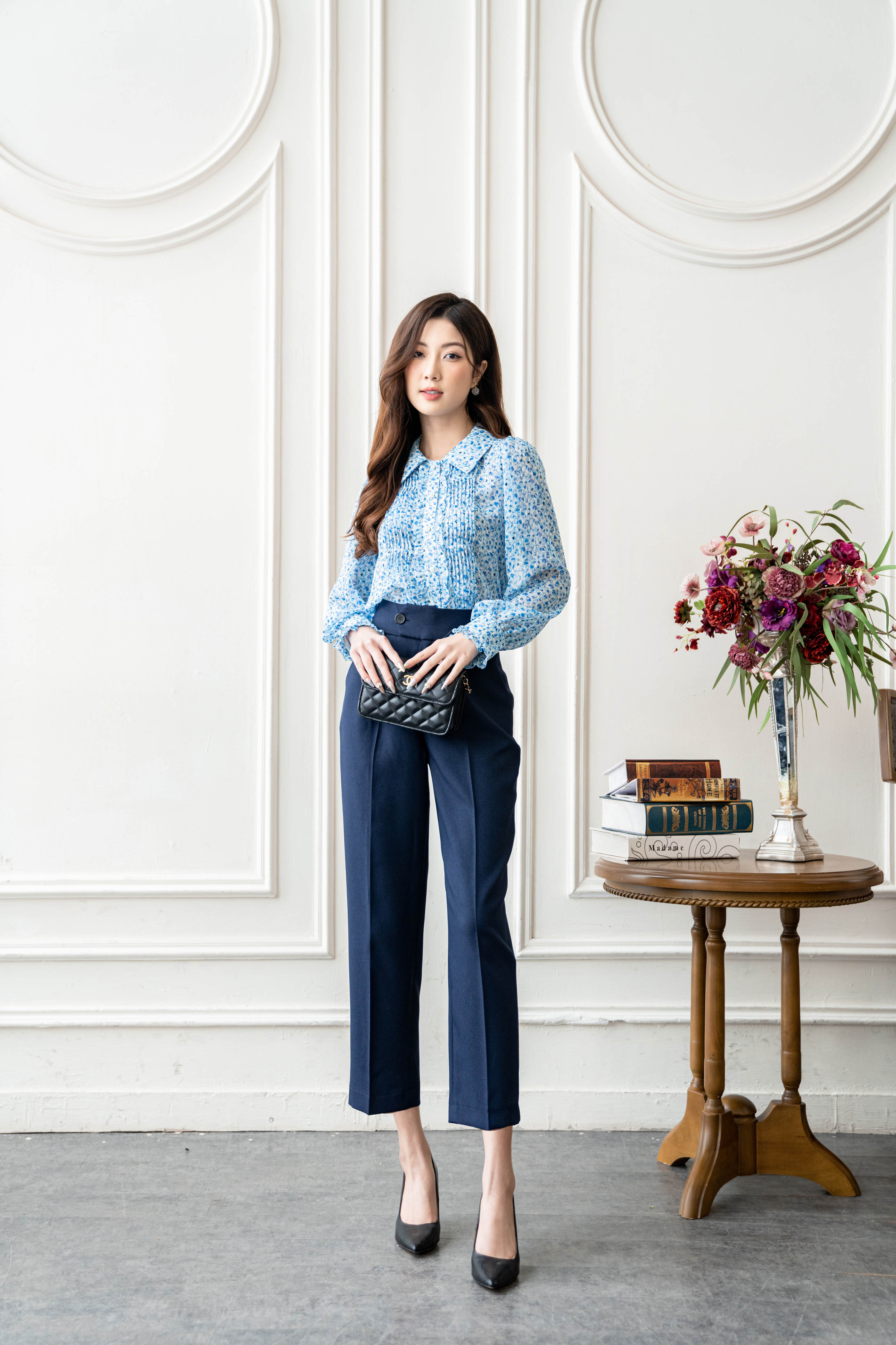 Áo sơ mi cổ sen tròn, bấu li ngực