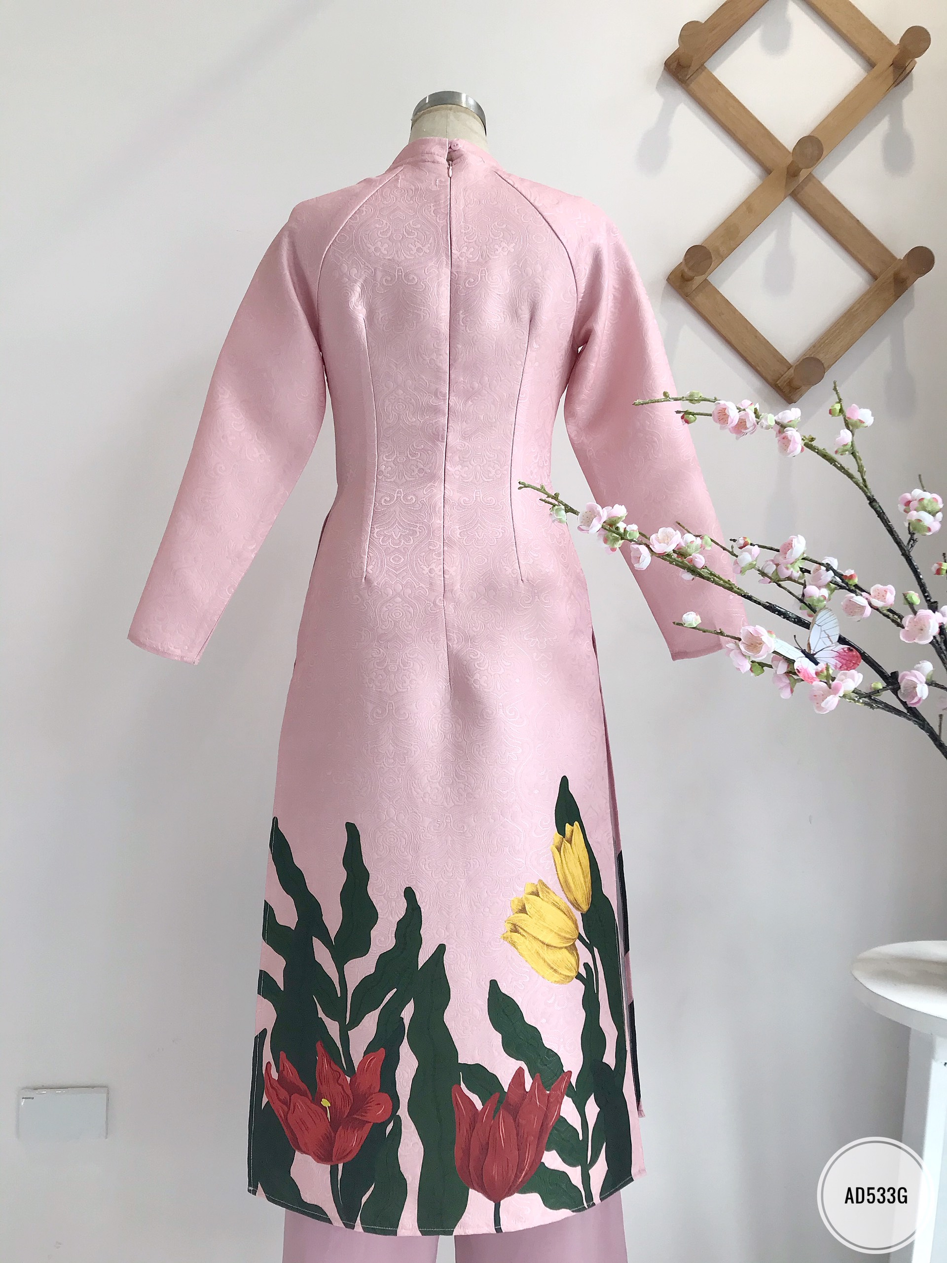 Sét áo dài in hình cô gái và hoa tuy líp vải gấm