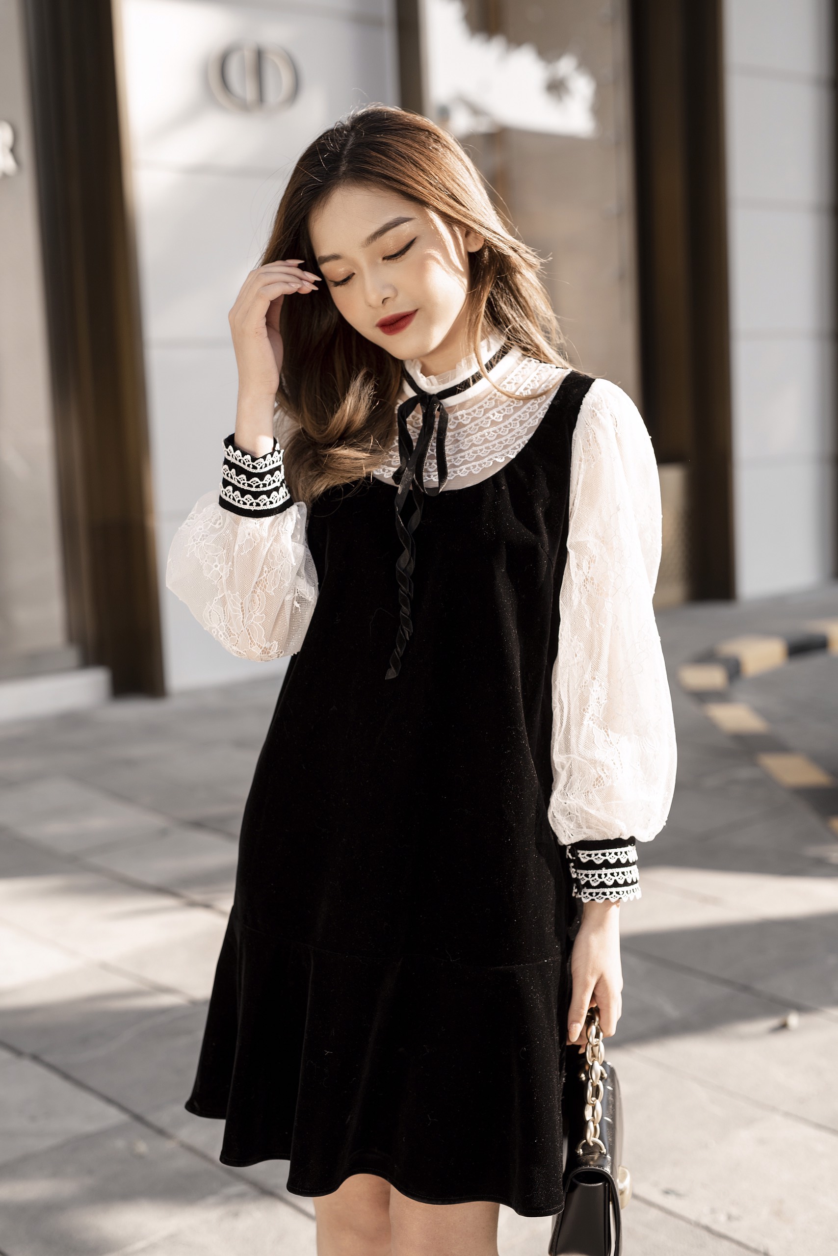 Váy cổ tàu kẹp dây nhung, dáng suông chân đuôi cá