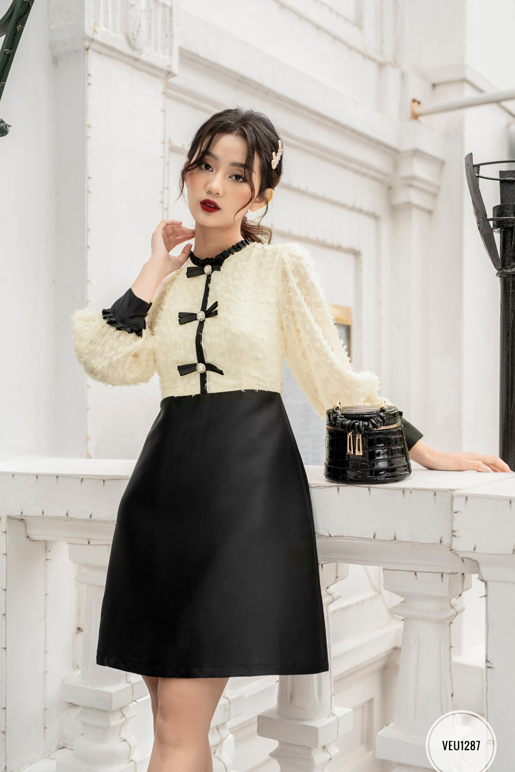 Váy cổ tròn xếp bèo, thân trên phối ren
