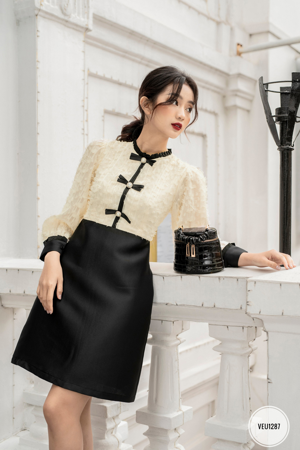Váy cổ tròn xếp bèo, thân trên phối ren
