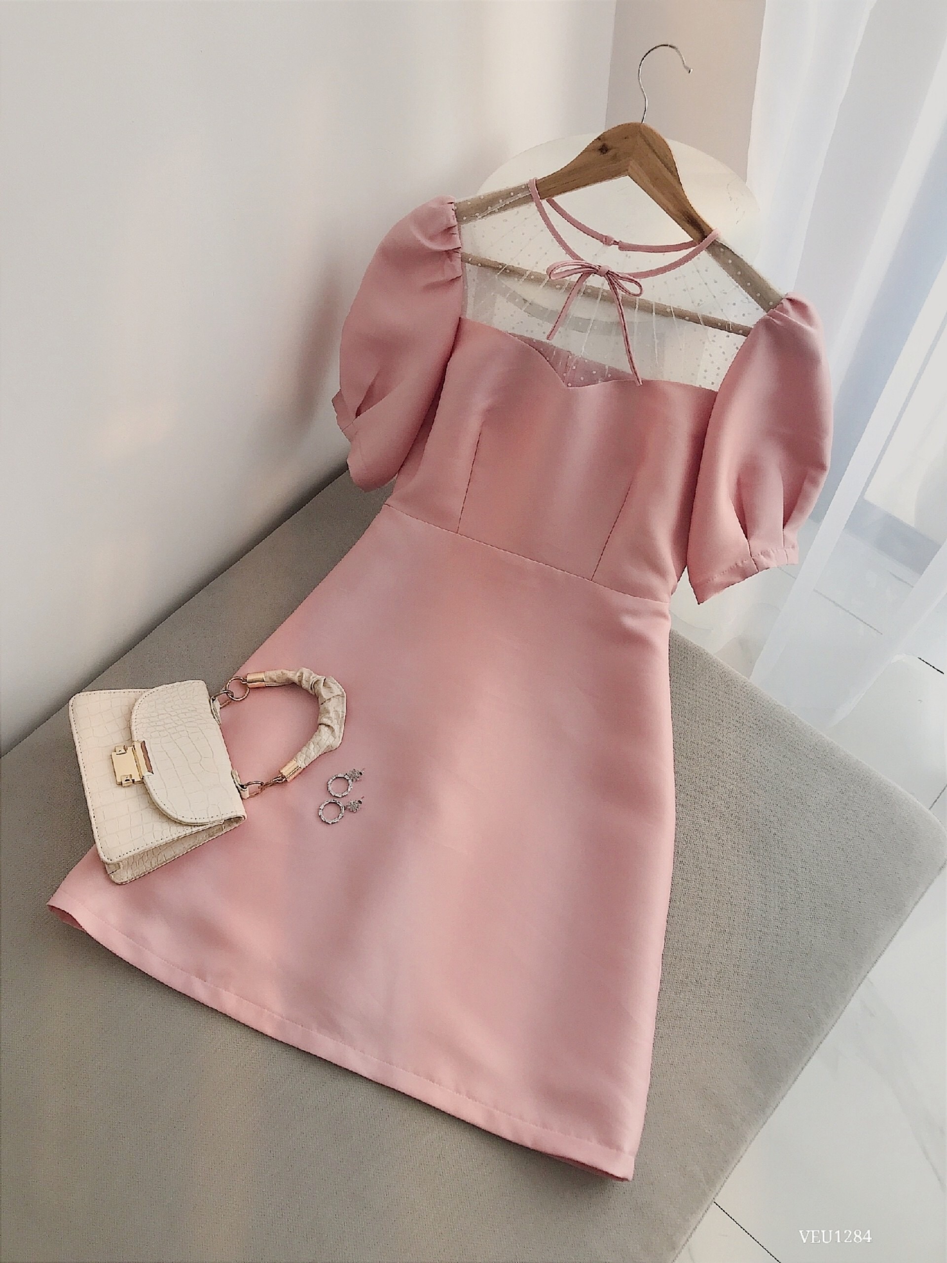 Váy cổ tròn đính nơ, phối lưới