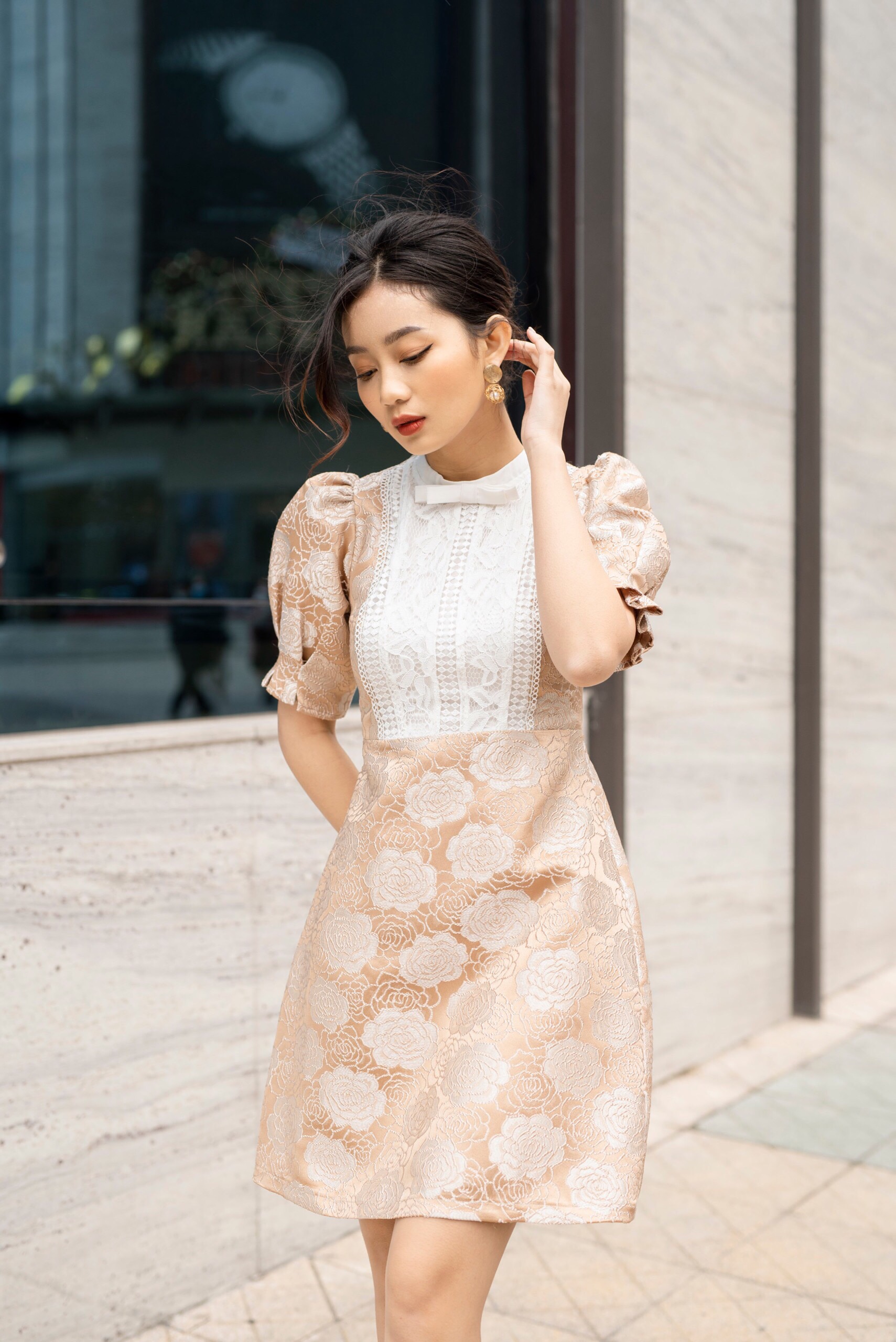 Váy cổ tròn, thân trước phối ren, tay bồng