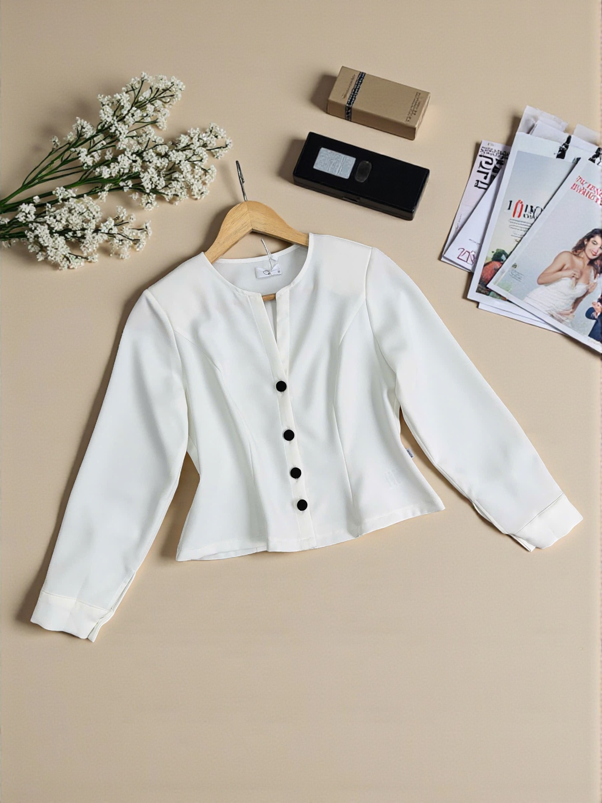 Áo sơ mi không cổ , phối cúc