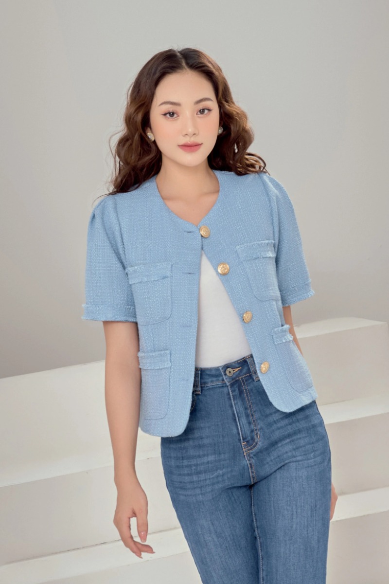 Áo tweed cổ tròn cài cúc túi ốp ngực rút tua
