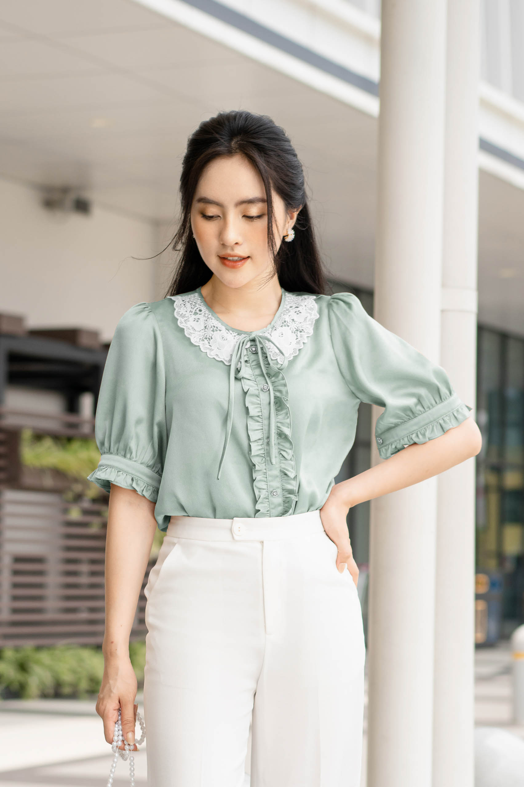 Áo cổ thắt nơ, lá cổ ren bèo nẹp