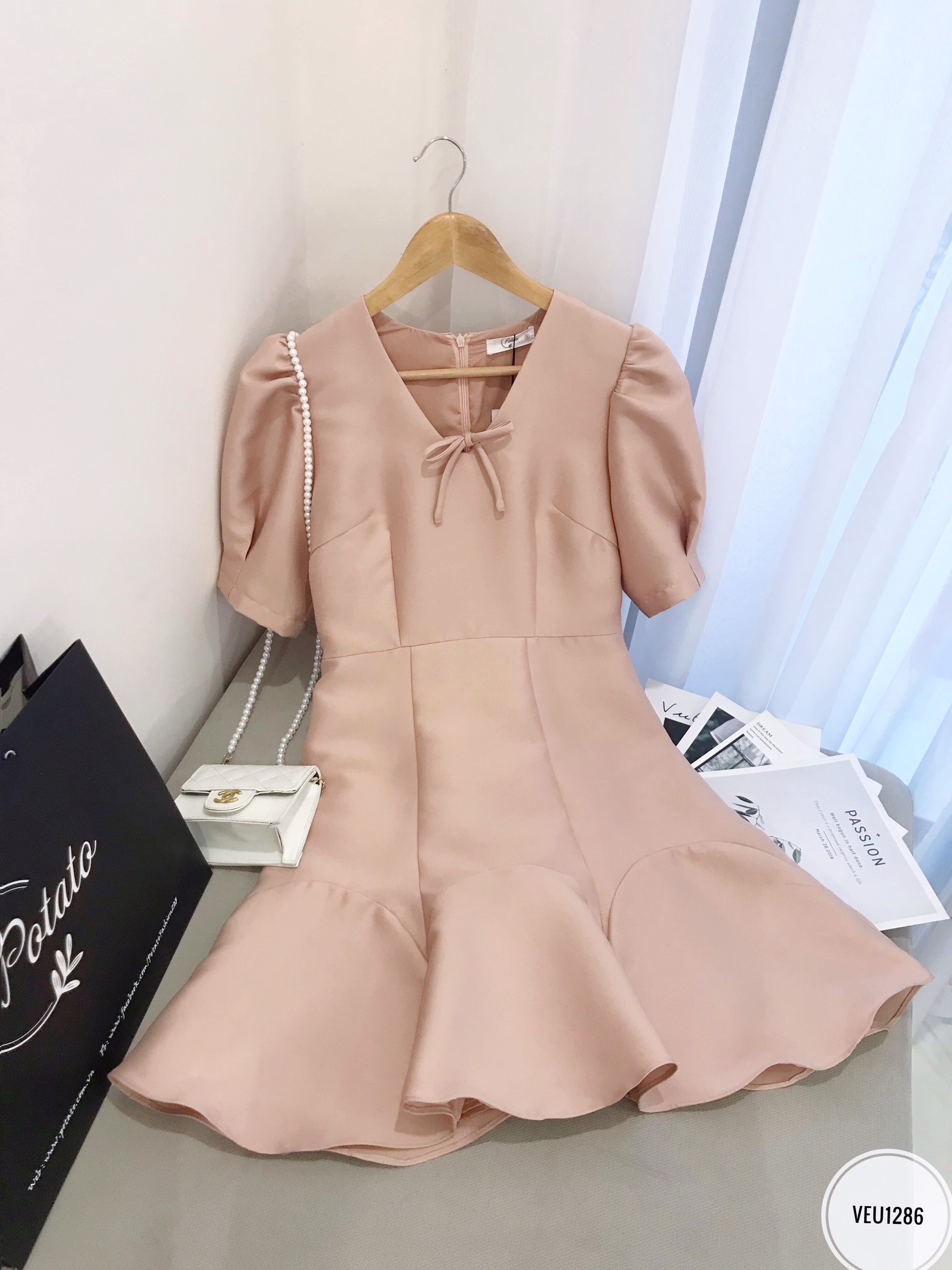 Váy cổ tim đính nơ, chân bổ mảnh