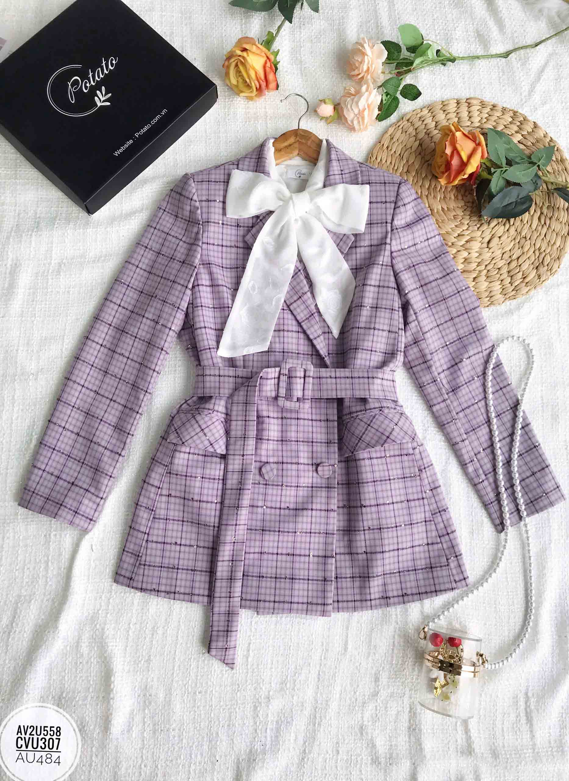 Áo blazer cổ hai ve dáng suông, hai hàng cúc