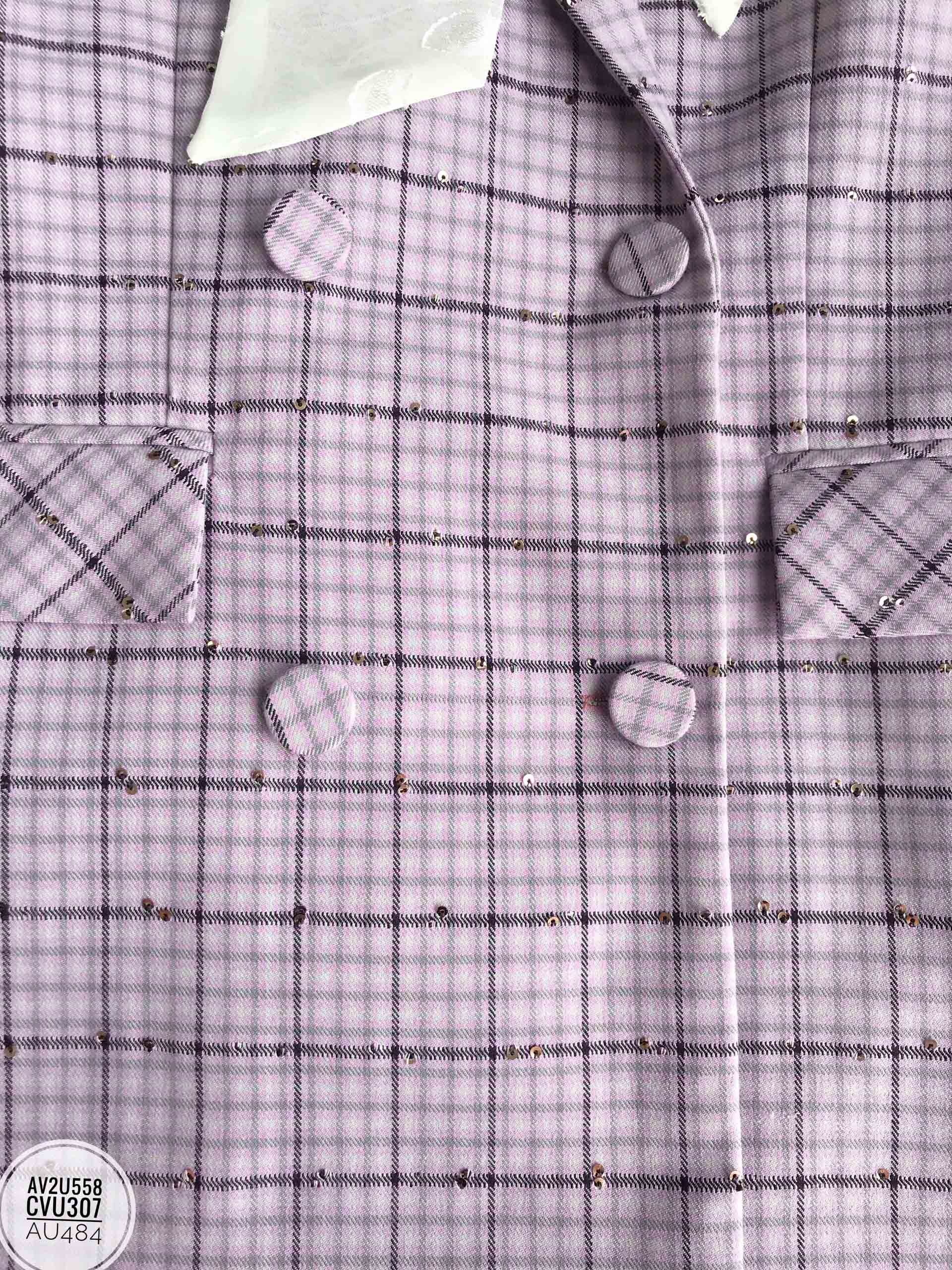 Áo blazer cổ hai ve dáng suông, hai hàng cúc